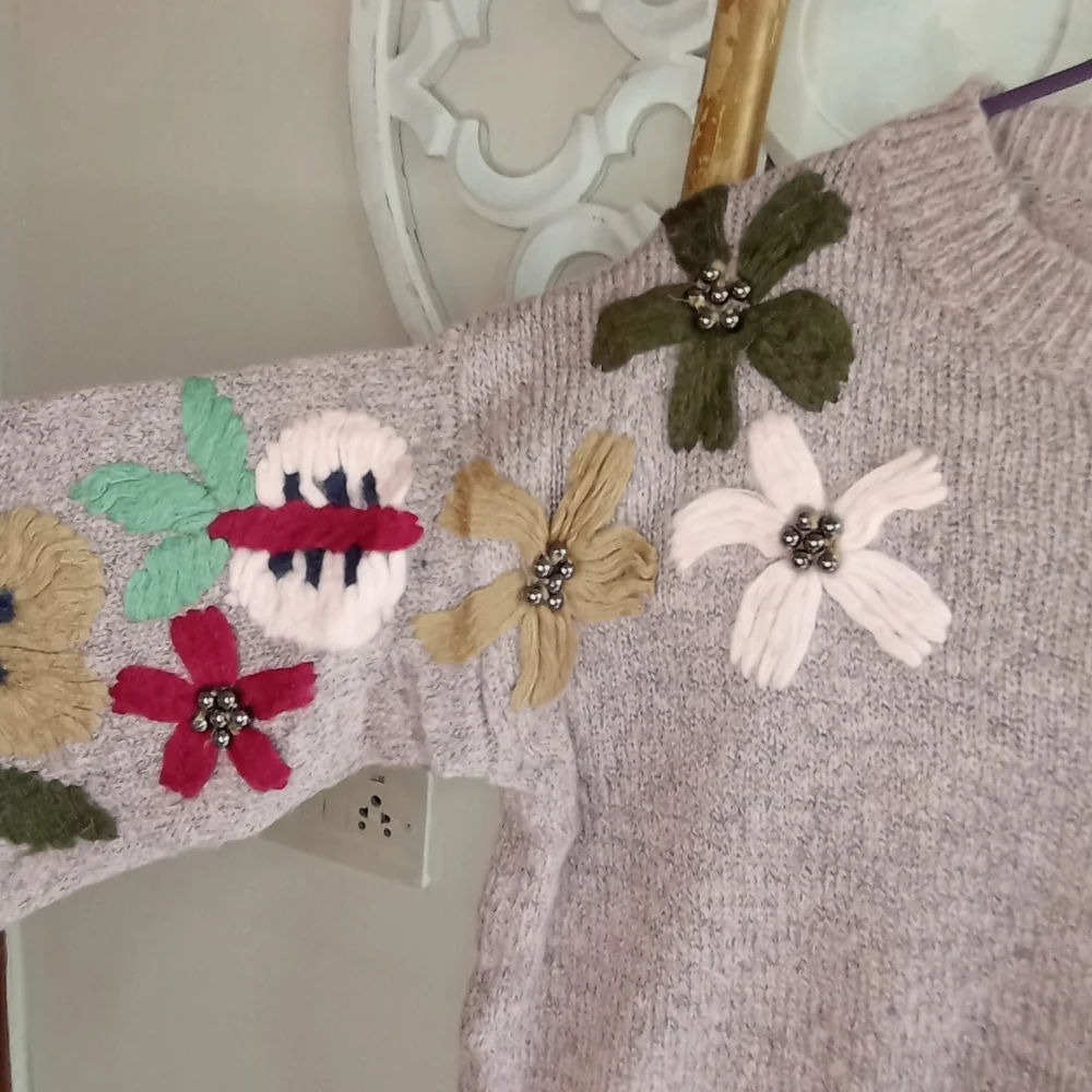 Embroidered Floral Oversized Sweater - Picture 14 of 17